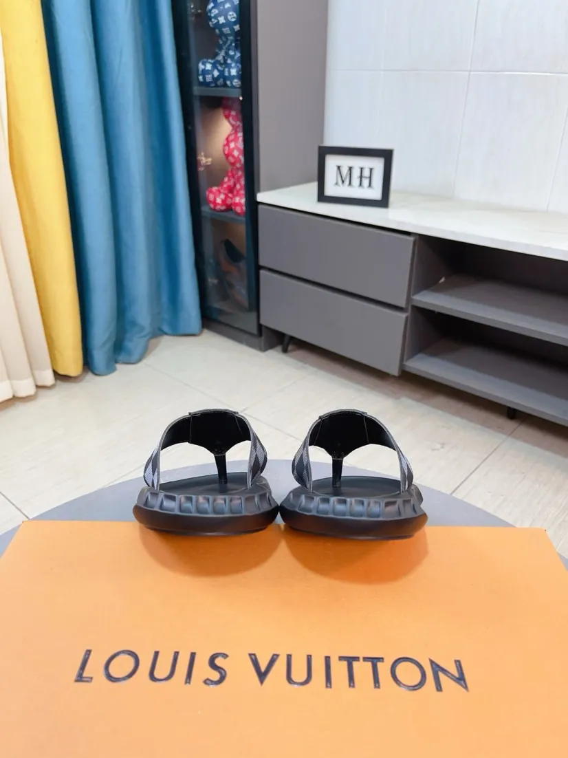 Men's shoes 💰260🌹🌹 (lv-Louis Vuitton) new men's sandals, high-end boutique, exquisite embossed logo decoration on the upper, fine workmanship, super soft soles, casual, loose and comfortable, a must-have in summer! \nsize：38-44